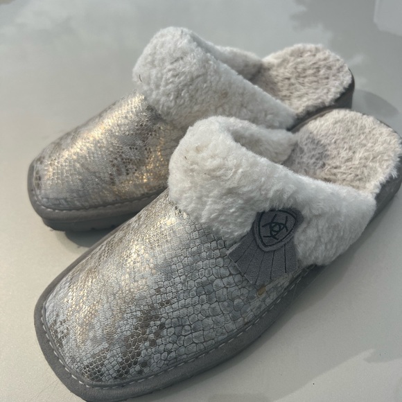 Cozy Ariat Silver and Gray Slippers - Picture 1 of 4
